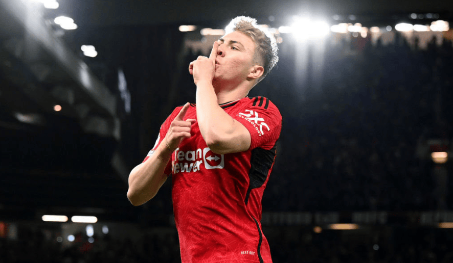 那不勒斯瞄准曼联前锋霍伊伦！孔蒂欲补强锋线，转会费成最大障碍