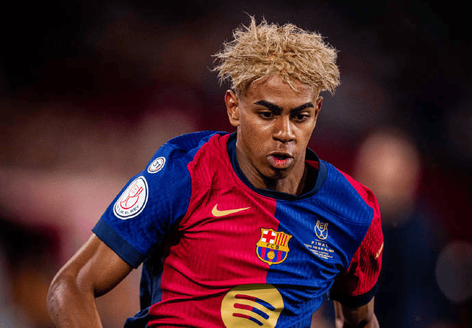 亚马尔：17岁天才的蜕变之路，18岁将迎更大舞台